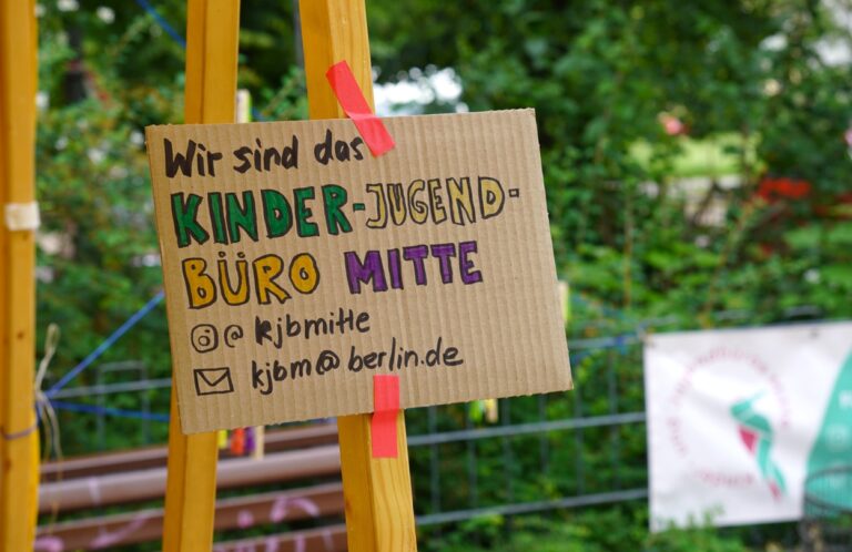 Schild mit dem Schriftzug "Wir sind das Kinder-Jugendbüro Mitte"